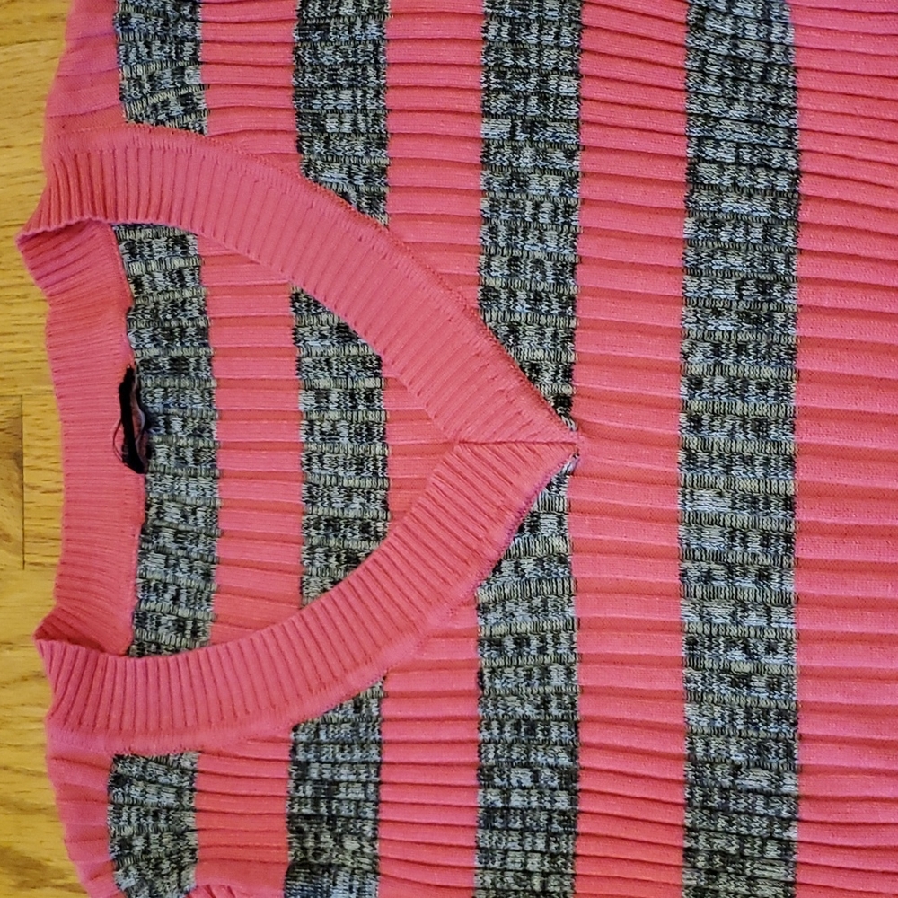Stretchy Fitted V-neck Sweater - Picture 2 of 7
